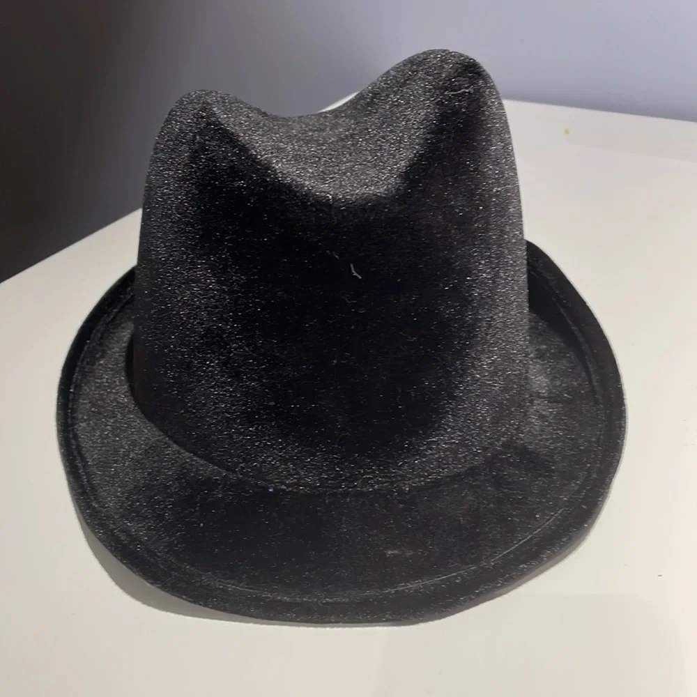 Bundle of 4 costume hats. Assorted styles.